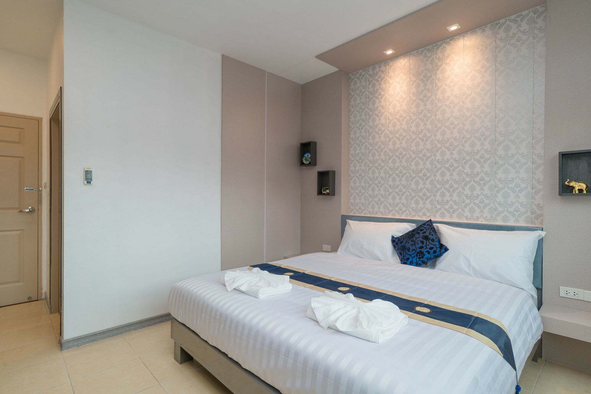 Baan Thai Beach Side Residence Patong Esterno foto