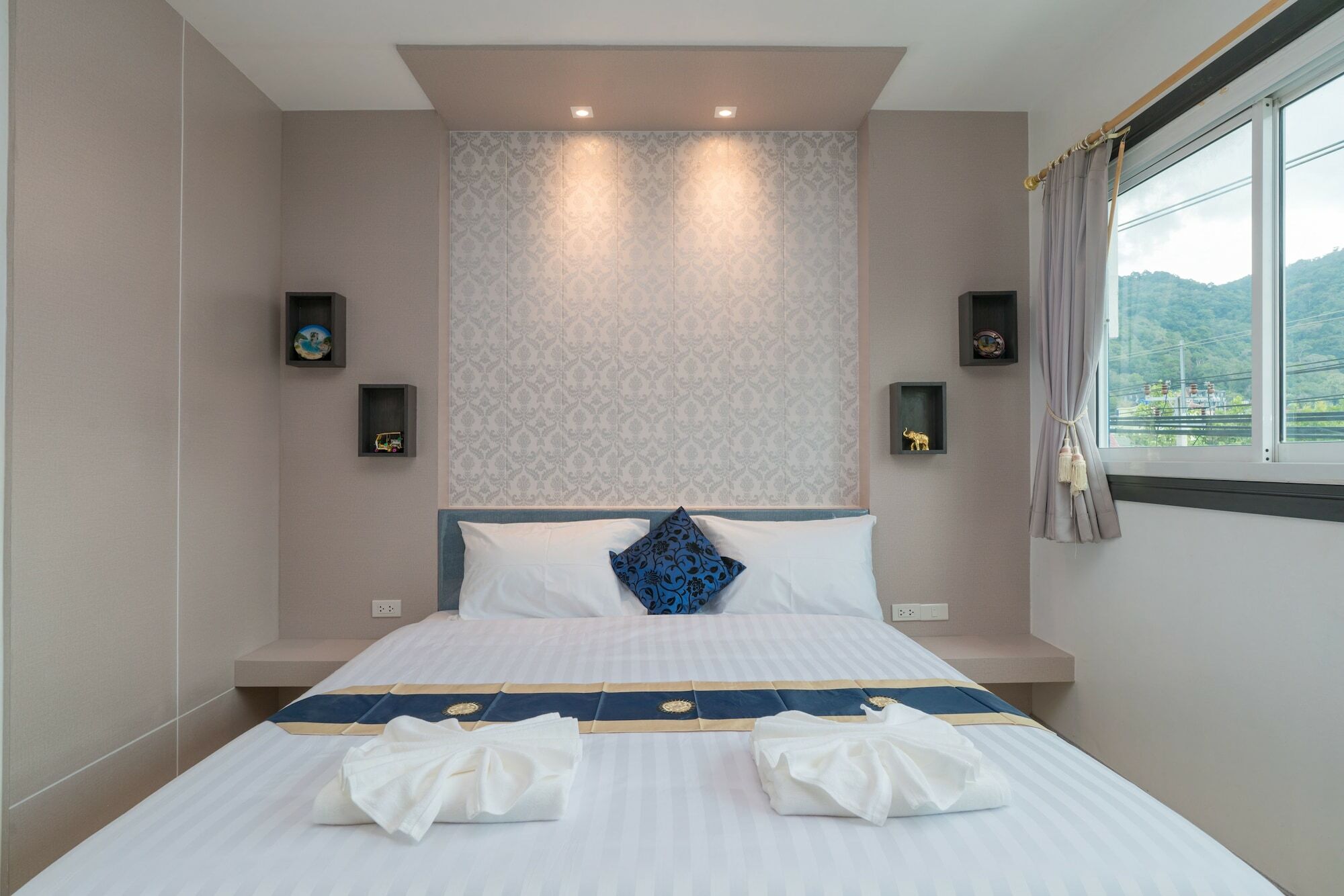 Baan Thai Beach Side Residence Patong Esterno foto